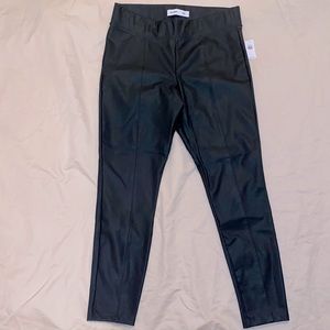 🖤”Old Navy” black faux leather pants 🖤